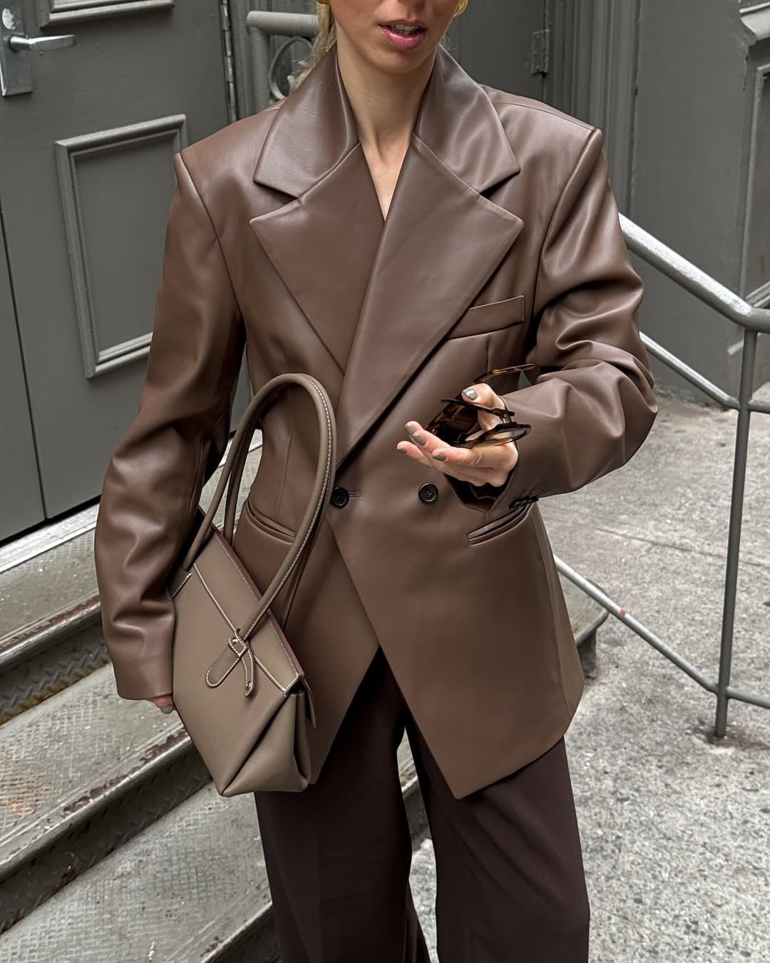 Damernas stiliga konstläderblazerjacka med oversized snitt Mirla-Eva Jonsson