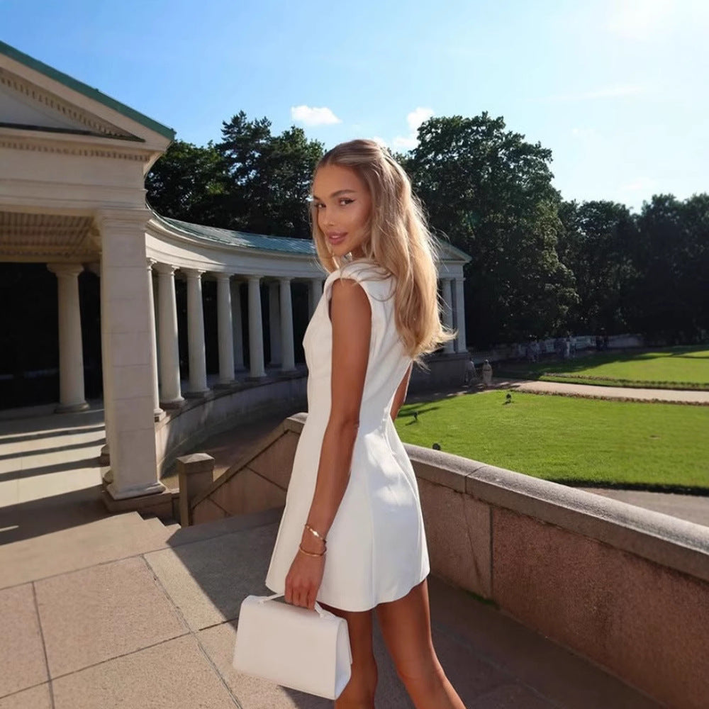 Damernas stiliga miniklänning med djup V-ringning och figurnära silhuett Eva Jonsson-Eva Jonsson