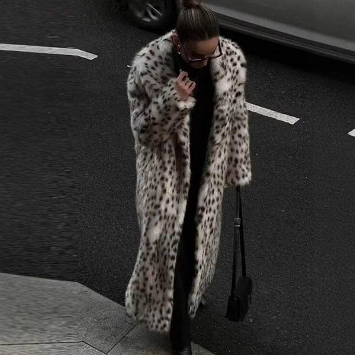 Damernas stiliga och varma fleecejacka med leopardmönster Mirla-Eva Jonsson