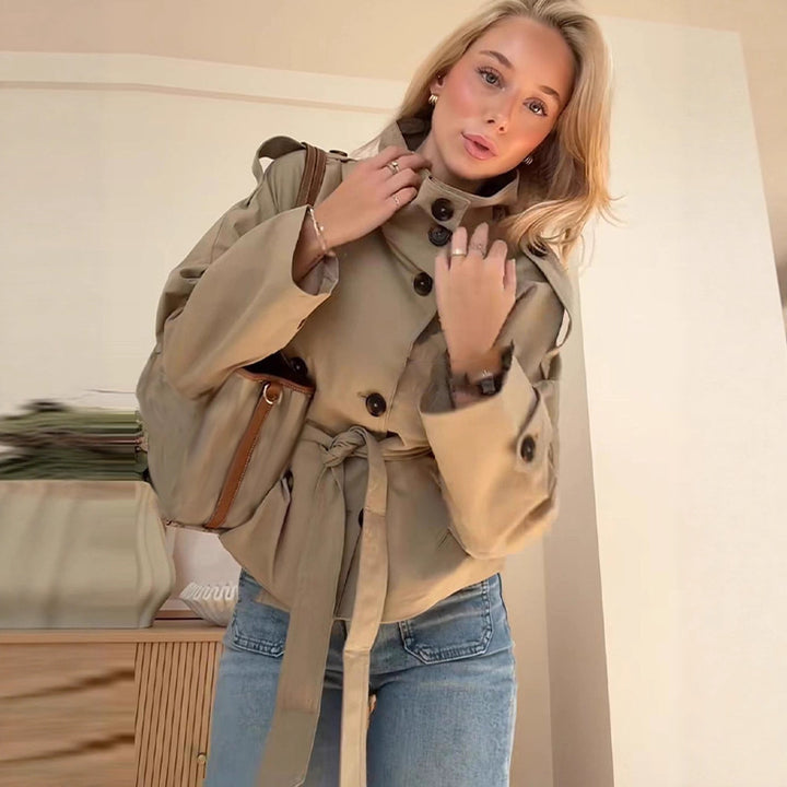 Damernas stiliga övergångsjacka med hög krage och midjebälte Mirla-Eva Jonsson
