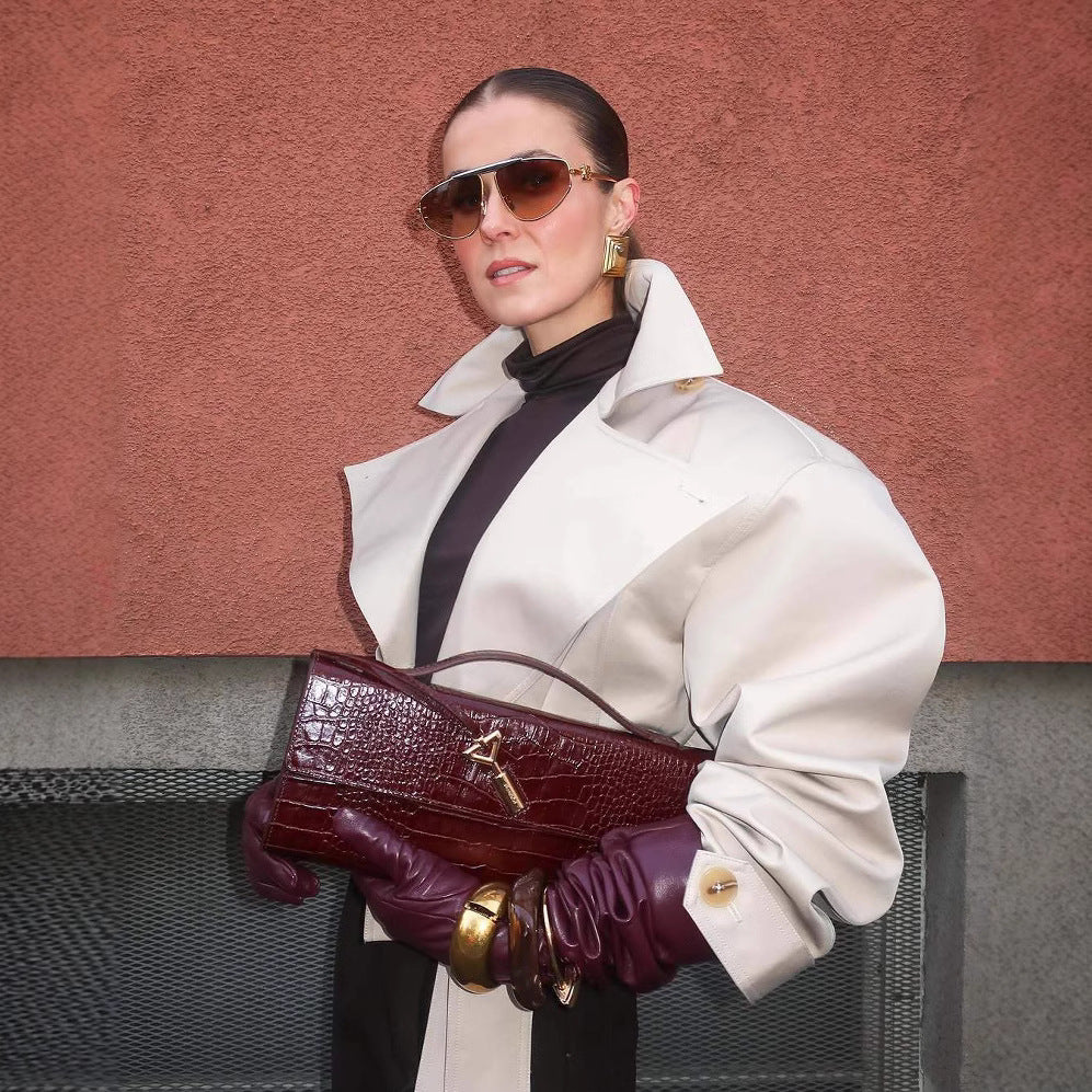 Damernas stiliga trenchcoat med bred krage och bälte detaljer Mirla-Eva Jonsson
