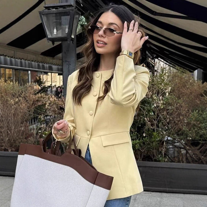 Damernas strukturerad kavaj med elegant knappslå och påsydda fickor Mirla-Eva Jonsson