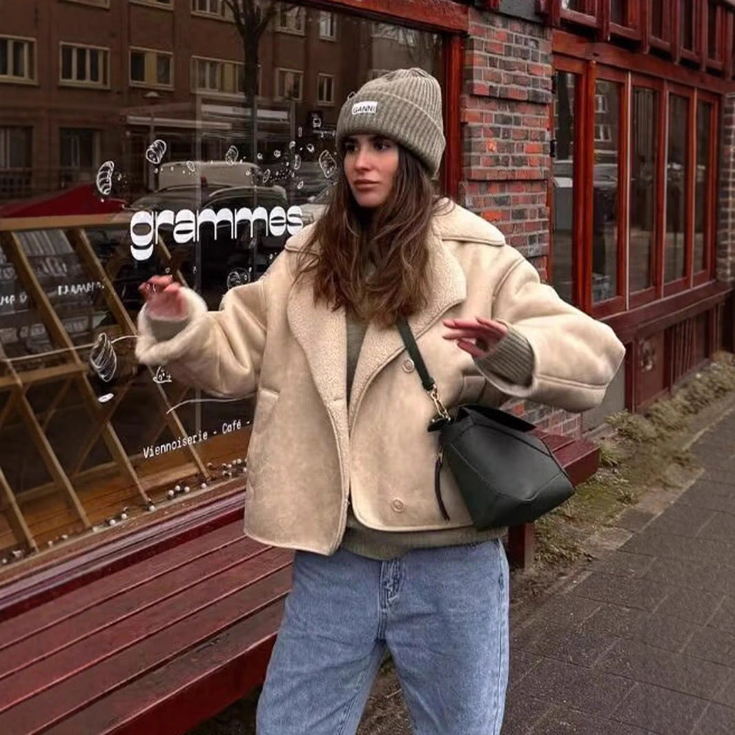 Damernas teddy-fleece-jacka med praktisk knappstängning och fickor Mirla-Eva Jonsson
