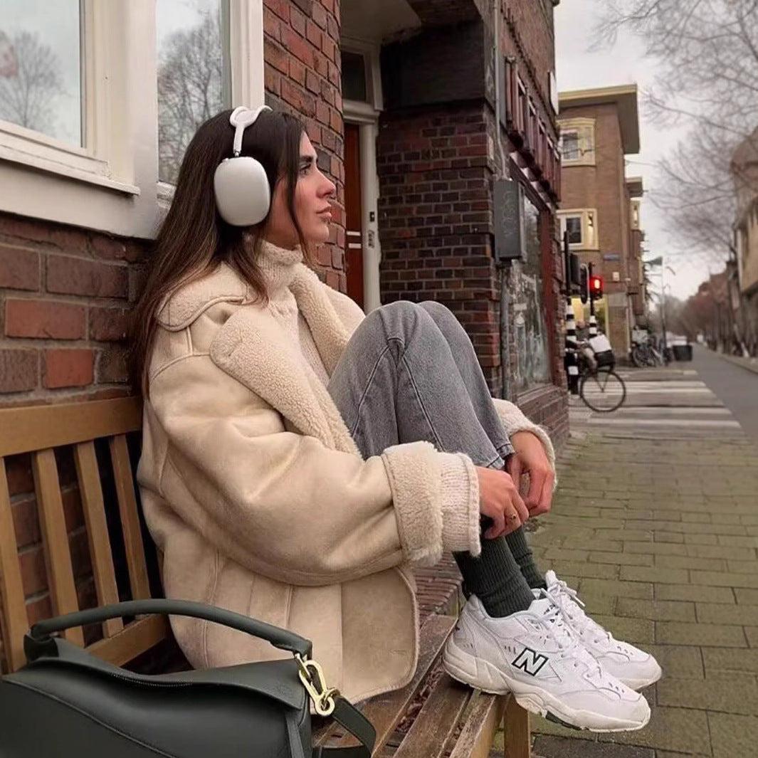 Damernas teddy-fleece-jacka med praktisk knappstängning och fickor Mirla-Eva Jonsson
