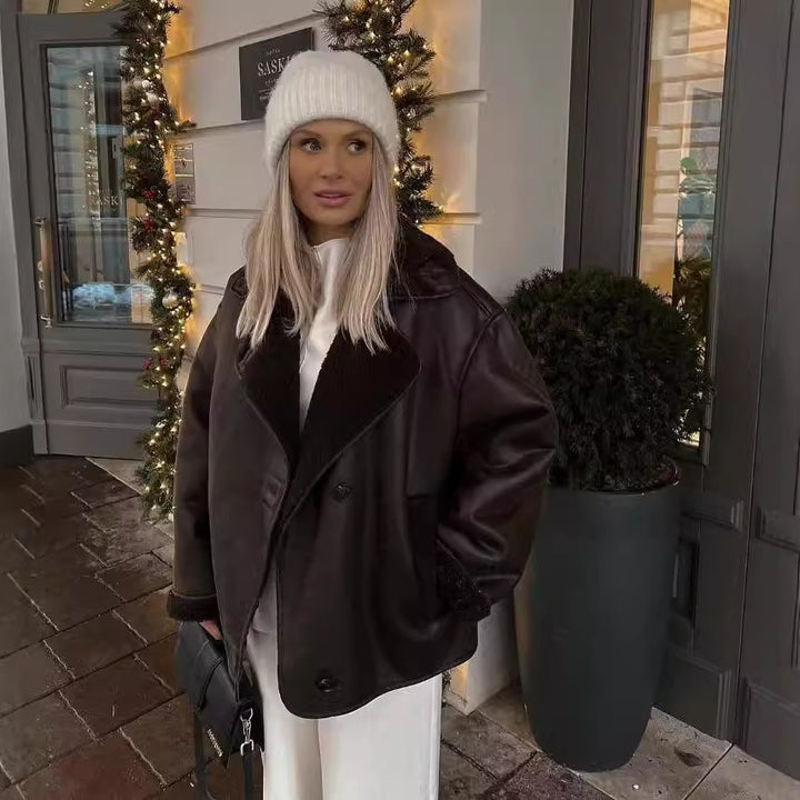 Damernas teddy-fleece-jacka med praktisk knappstängning och fickor Mirla-Eva Jonsson