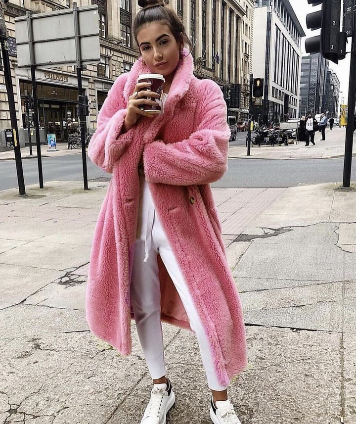Damernas teddypäls-kappa med stor krage och eleganta knapppdetaljer Mirla-Eva Jonsson