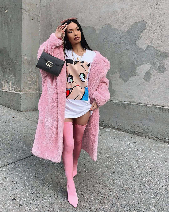Damernas teddypäls-kappa med stor krage och eleganta knapppdetaljer Mirla-Eva Jonsson