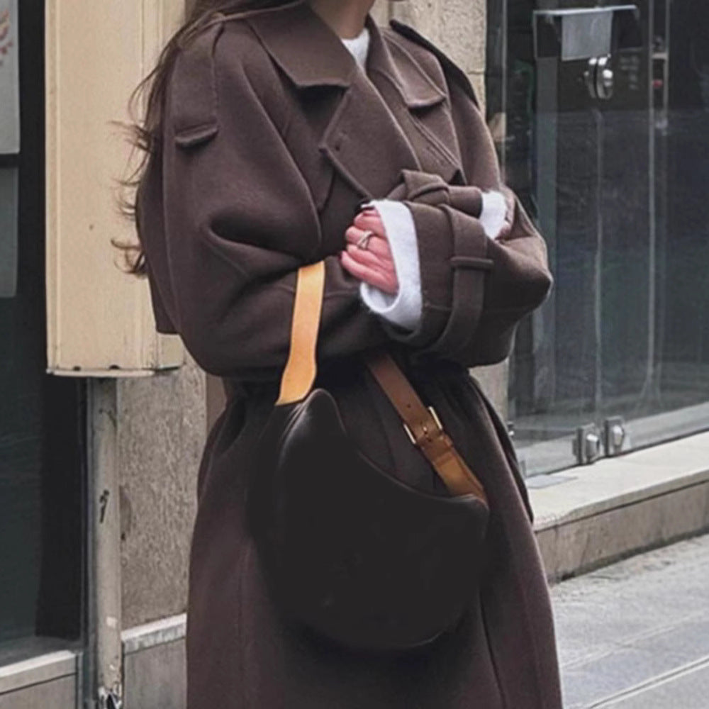 Damernas tidlösa trenchcoat i högkvalitativt material med knuten bälte Mirla-Eva Jonsson