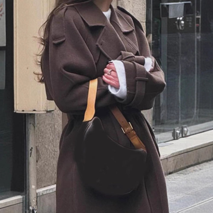 Damernas tidlösa trenchcoat i högkvalitativt material med knuten bälte Mirla-Eva Jonsson