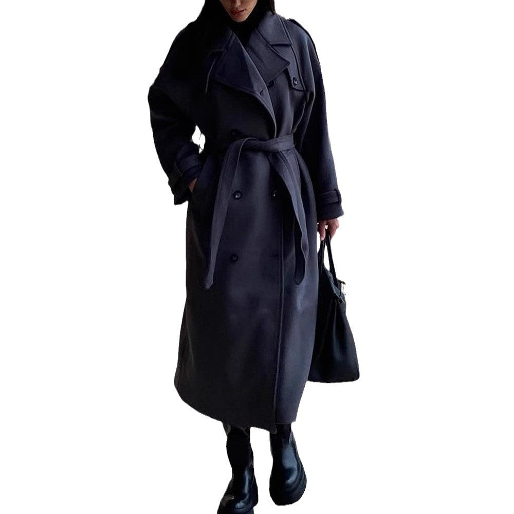 Damernas tidlösa trenchcoat i högkvalitativt material med knuten bälte Mirla-Eva Jonsson