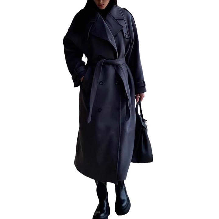 Damernas tidlösa trenchcoat i högkvalitativt material med knuten bälte Mirla-Eva Jonsson