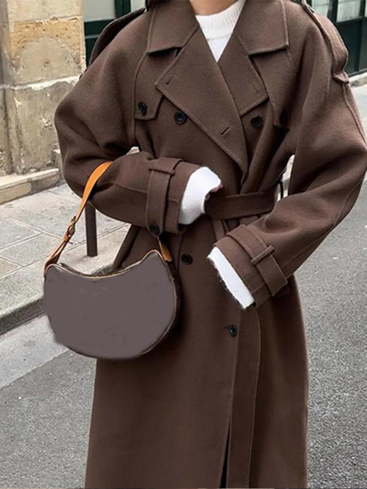 Damernas tidlösa trenchcoat i högkvalitativt material med knuten bälte Mirla-Eva Jonsson