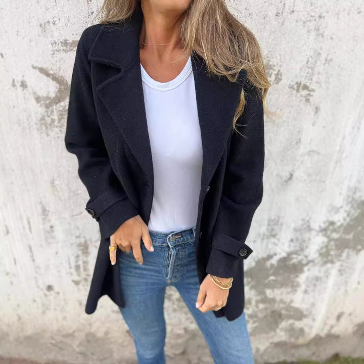 Damernas tidlösa ullblazer med praktisk reverskrage och fickor Eva Jonsson-Eva Jonsson