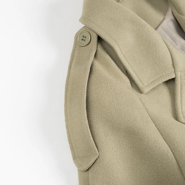 Damernas trenchcoat med dubbel knapprad och praktiskt bälte Mirla-Eva Jonsson