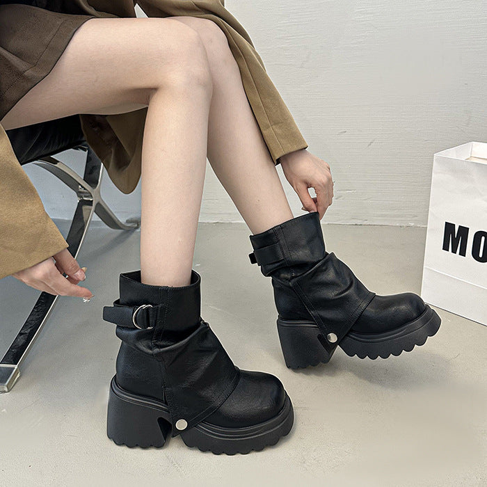 Damernas trendiga Chunky-Boots med dekorativ rem och stabil sula Mirla-Eva Jonsson