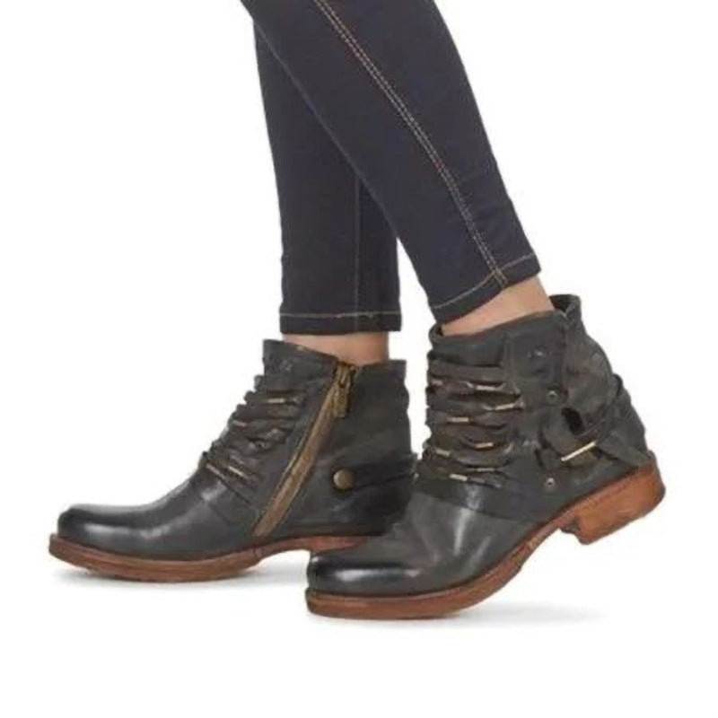 Damernas trendiga ankelboots med sidodragkedja och dekorativ snörning Mirla-Eva Jonsson