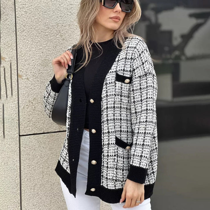 Damernas trendiga cardigan med elegant rutmönster och fickor Mirla-Eva Jonsson
