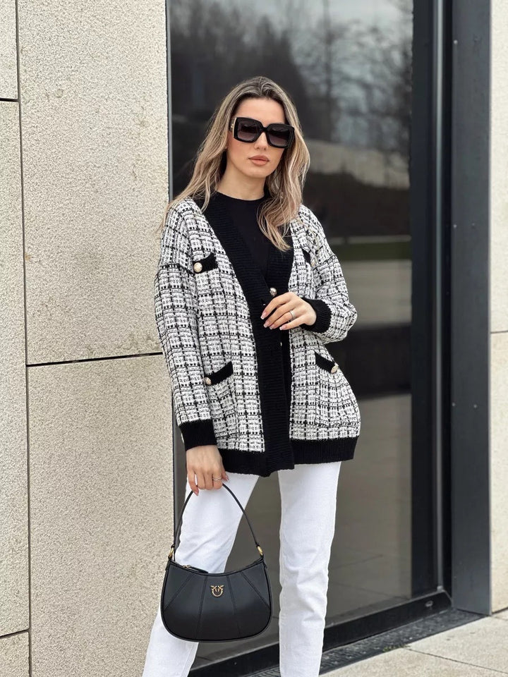 Damernas trendiga cardigan med elegant rutmönster och fickor Mirla-Eva Jonsson