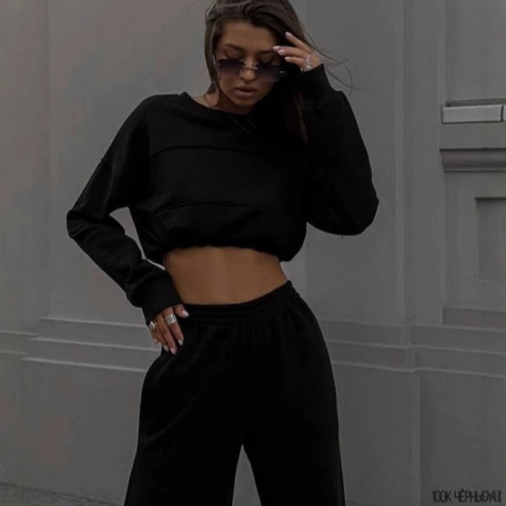 Damernas trendiga crop-top och vidskurna joggingset Mirla-Eva Jonsson