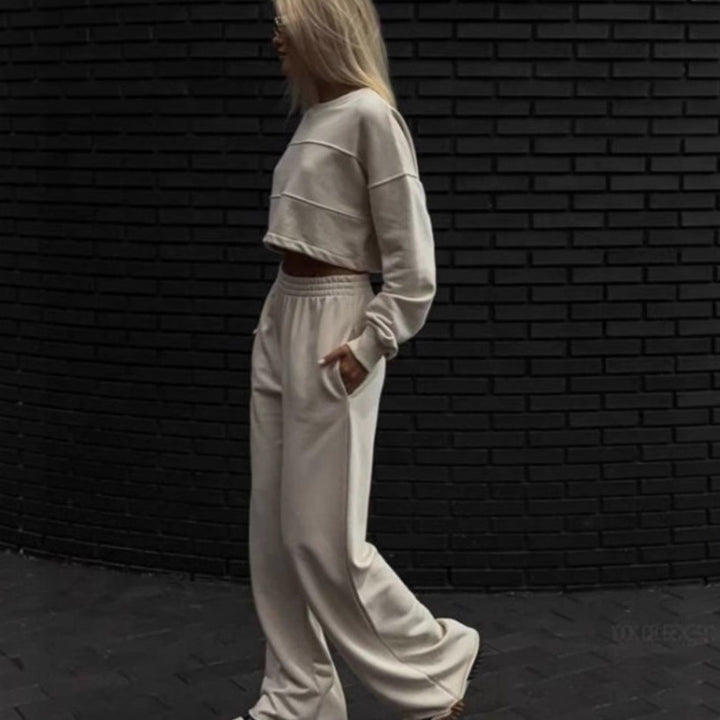 Damernas trendiga crop-top och vidskurna joggingset Mirla-Eva Jonsson