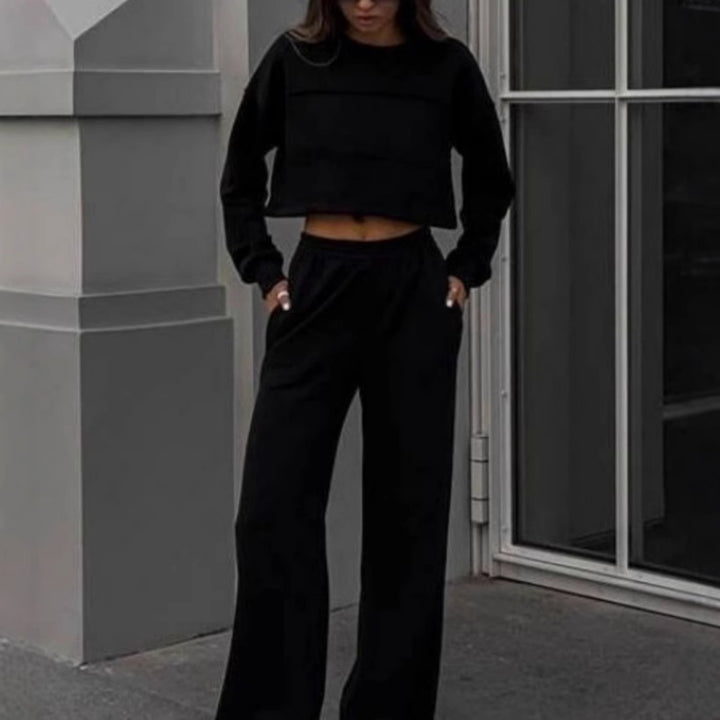 Damernas trendiga crop-top och vidskurna joggingset Mirla-Eva Jonsson