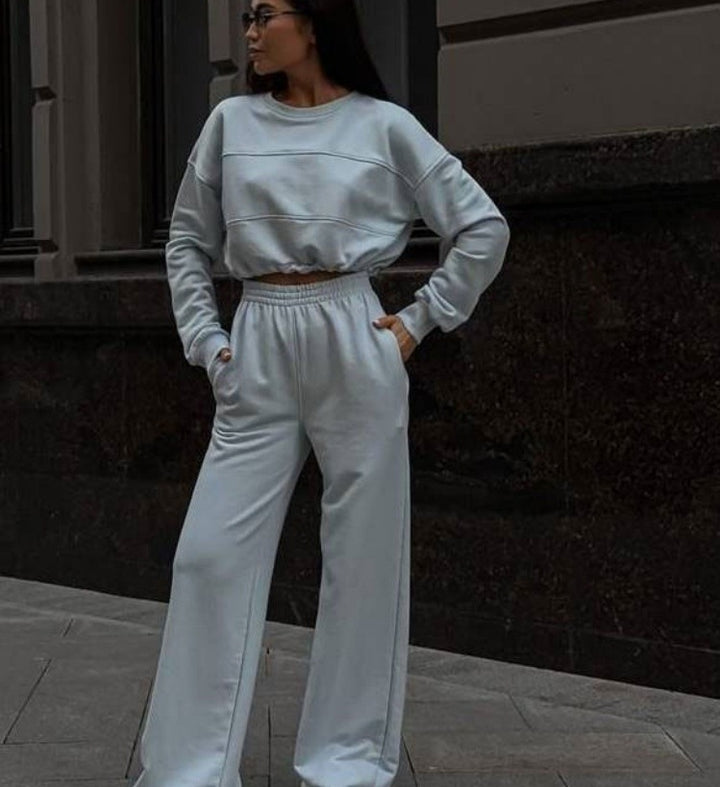 Damernas trendiga crop-top och vidskurna joggingset Mirla-Eva Jonsson