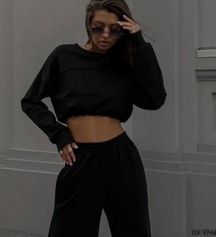 Damernas trendiga crop-top och vidskurna joggingset Mirla-Eva Jonsson