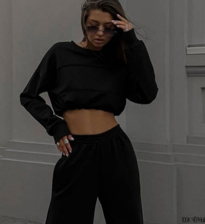 Damernas trendiga crop-top och vidskurna joggingset Mirla-Eva Jonsson