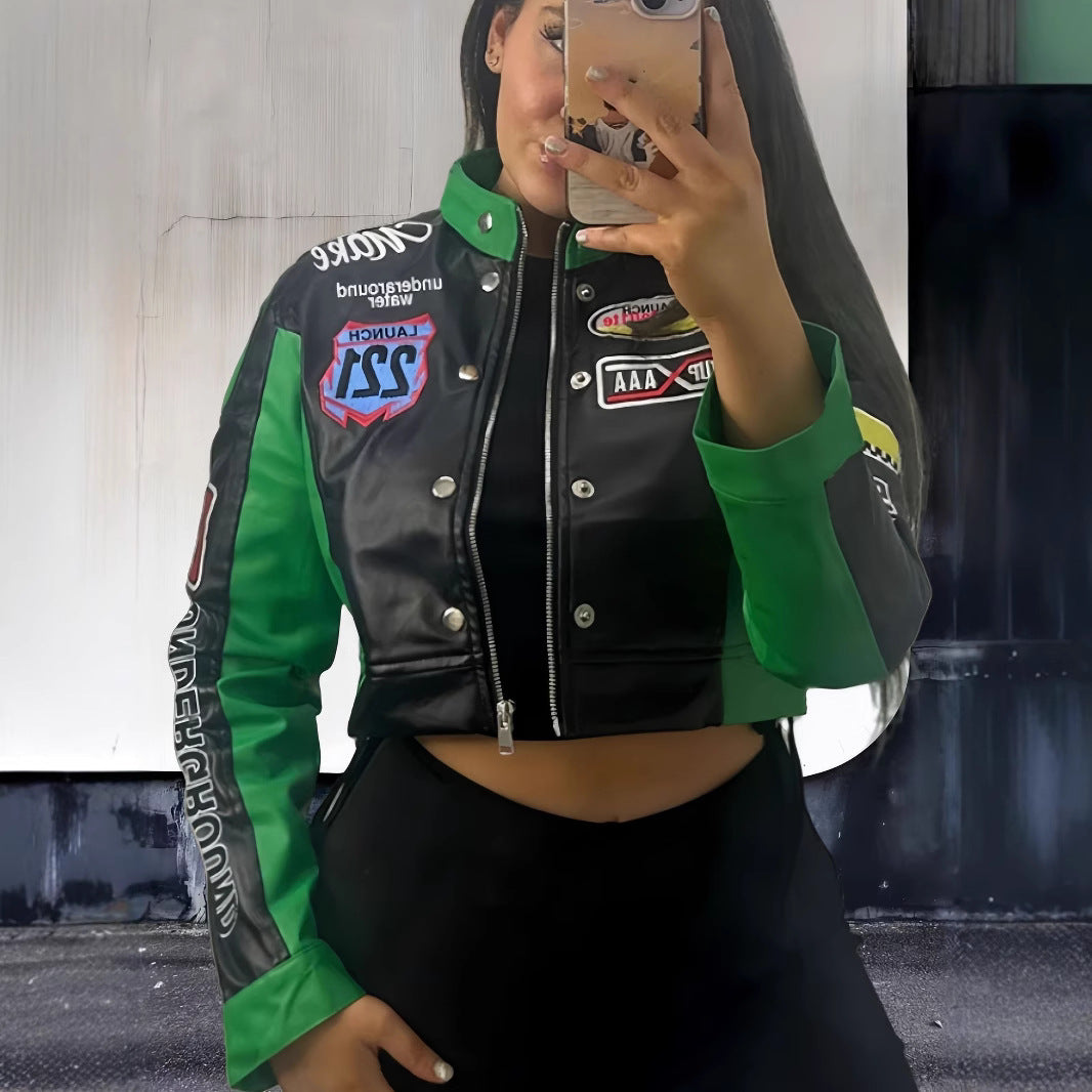 Damernas trendiga cropped Bikerjacka med sportiga Patches Mirla-Eva Jonsson