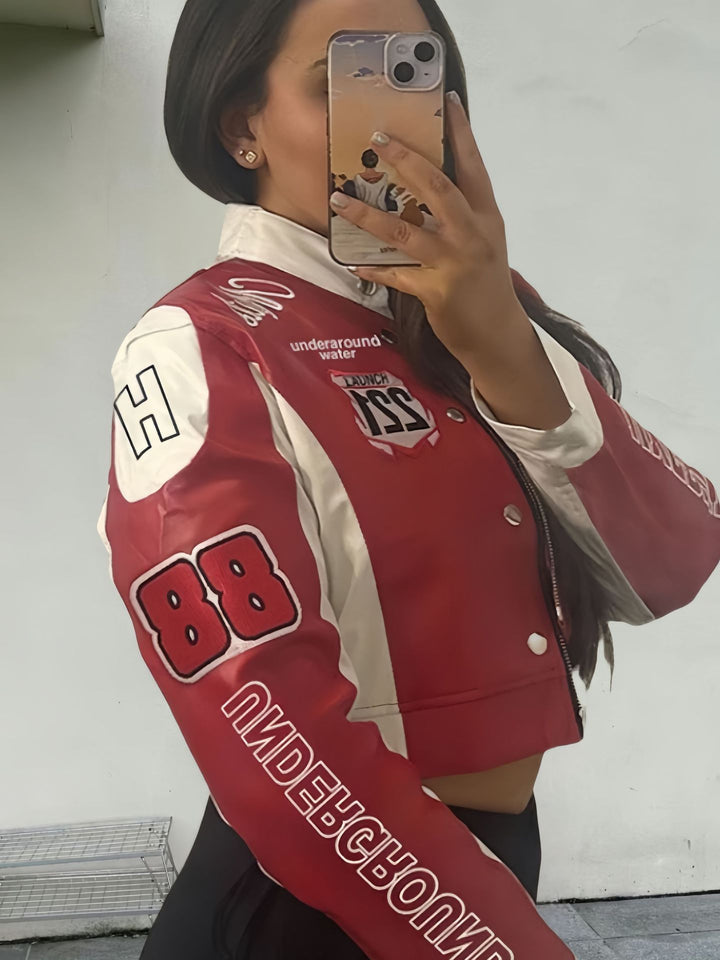 Damernas trendiga cropped Bikerjacka med sportiga Patches Mirla-Eva Jonsson