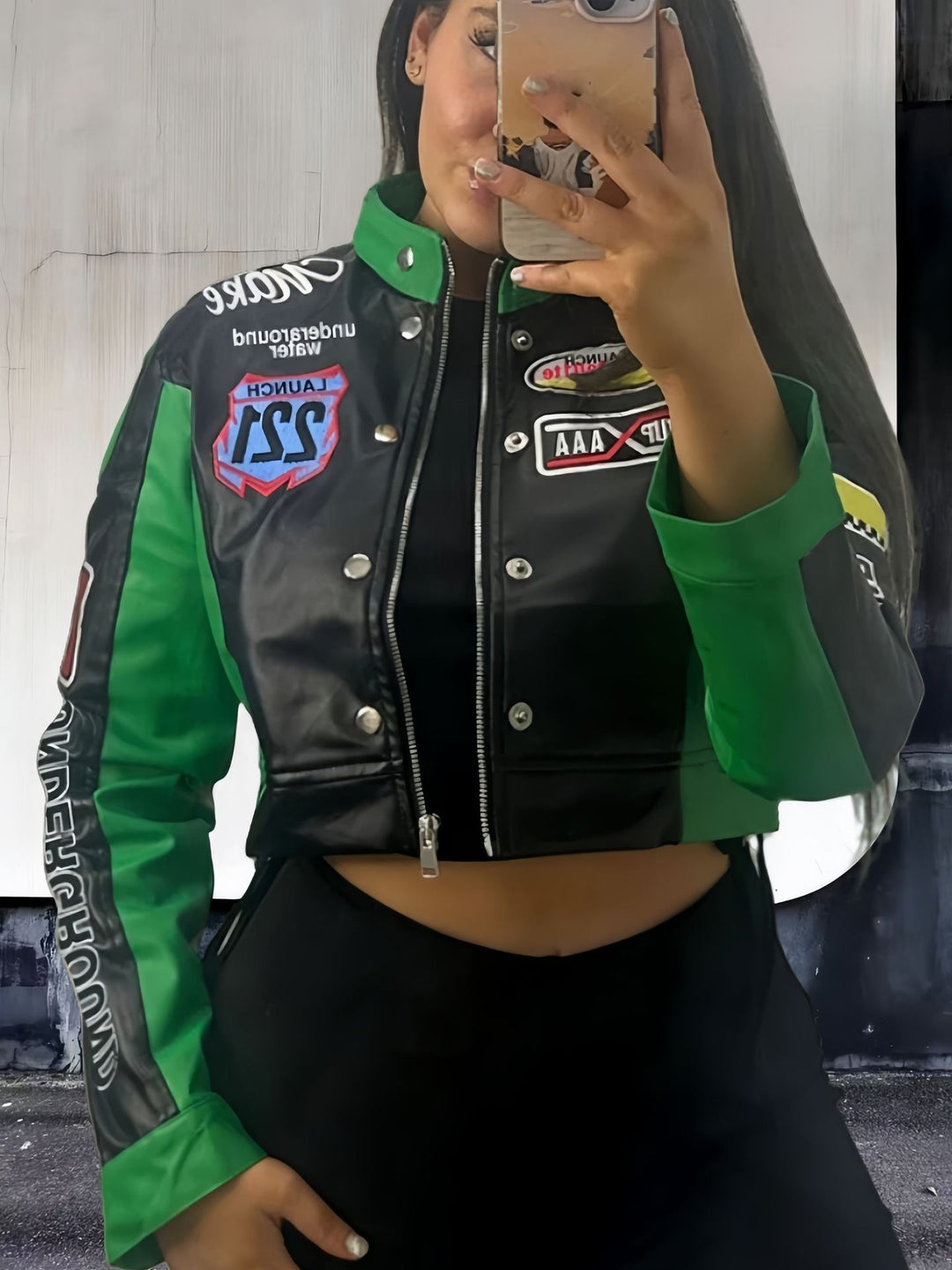 Damernas trendiga cropped Bikerjacka med sportiga Patches Mirla-Eva Jonsson