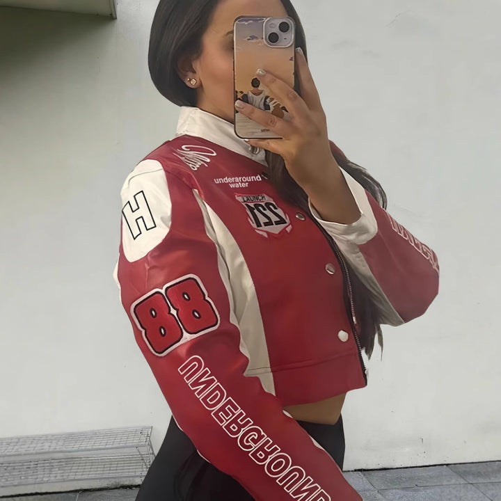 Damernas trendiga cropped Bikerjacka med sportiga Patches Mirla-Eva Jonsson