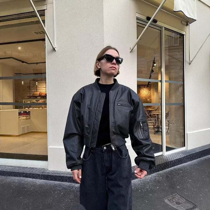 Damernas trendiga cropped konstläderjacka Mirla-Eva Jonsson