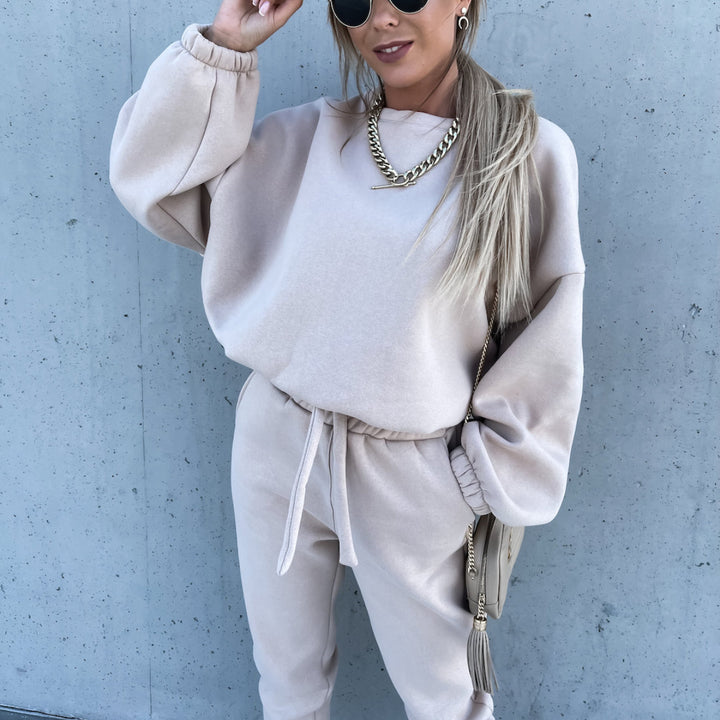 Damernas trendiga cropped sweatshirt och bekväma joggingbyxor set Mirla-Eva Jonsson