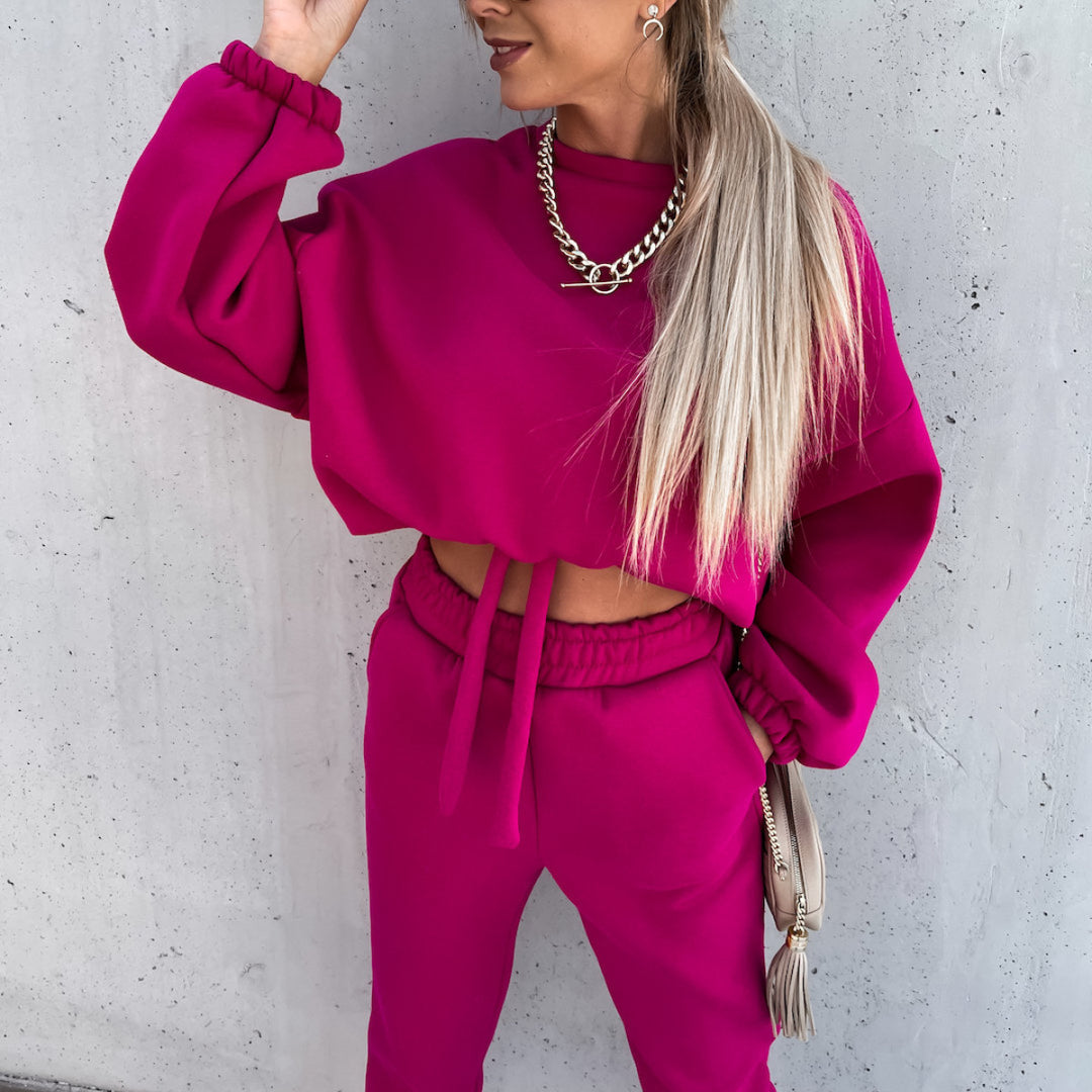 Damernas trendiga cropped sweatshirt och bekväma joggingbyxor set Mirla-Eva Jonsson