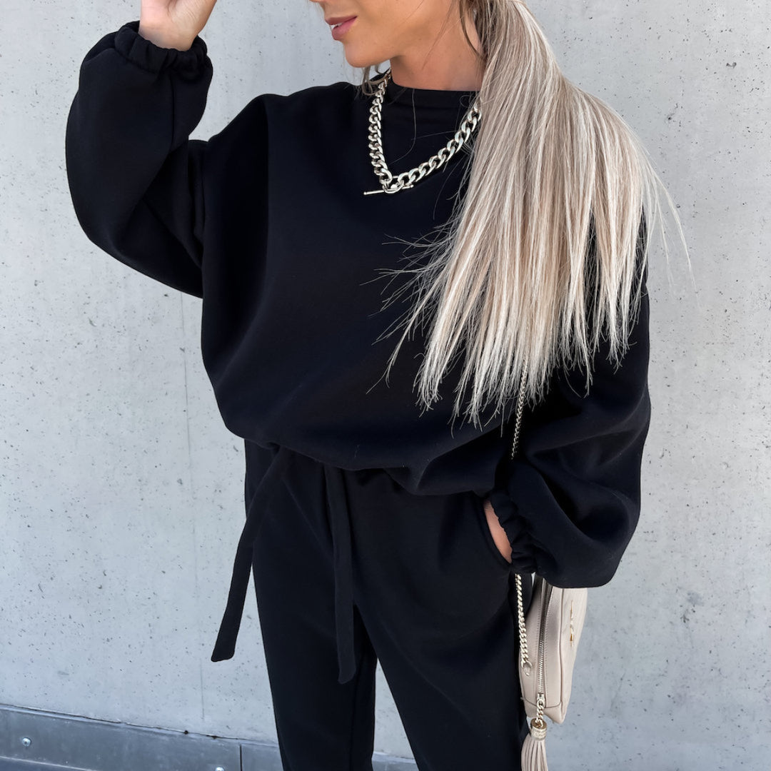 Damernas trendiga cropped sweatshirt och bekväma joggingbyxor set Mirla-Eva Jonsson