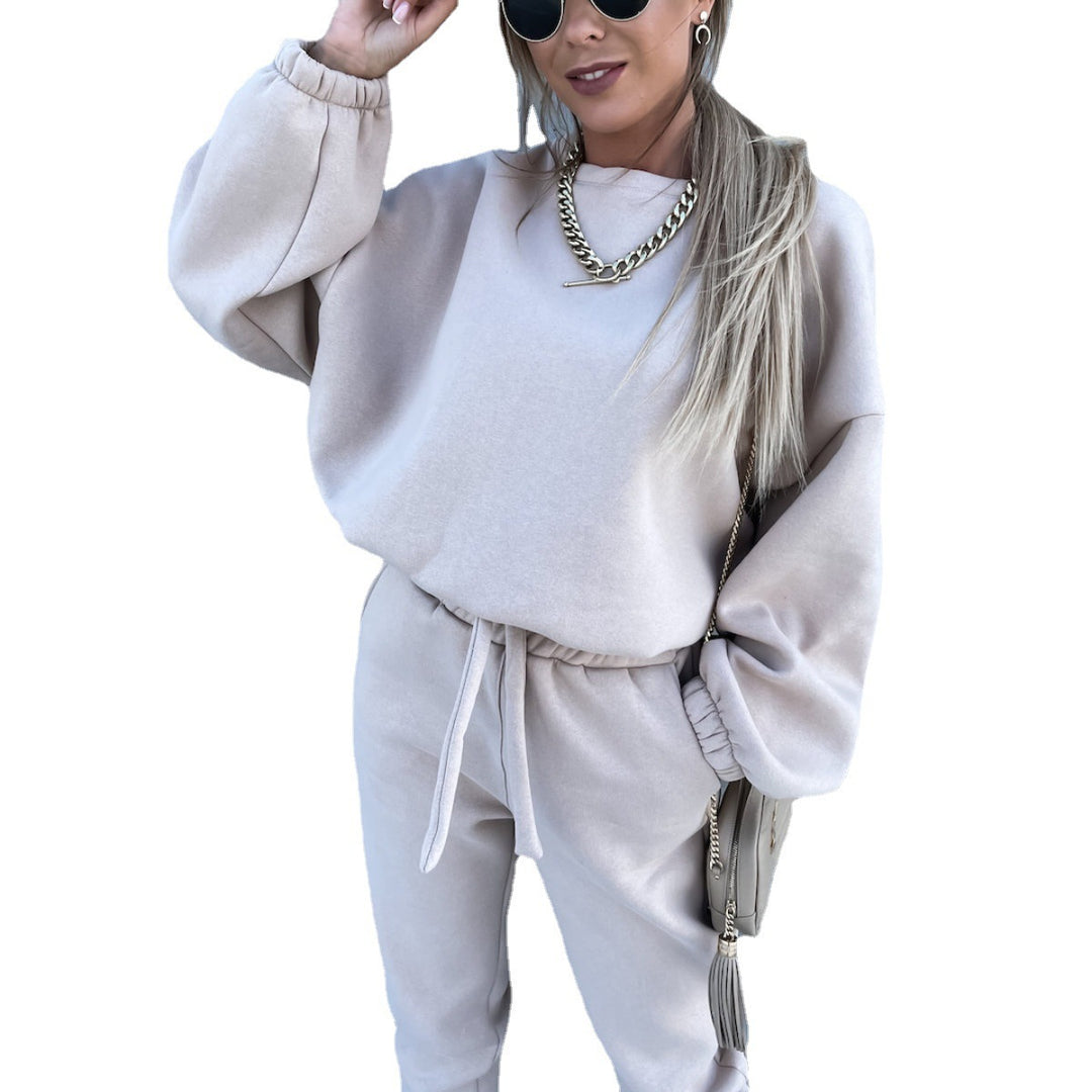 Damernas trendiga cropped sweatshirt och bekväma joggingbyxor set Mirla-Eva Jonsson