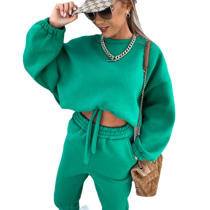 Damernas trendiga cropped sweatshirt och bekväma joggingbyxor set Mirla-Eva Jonsson