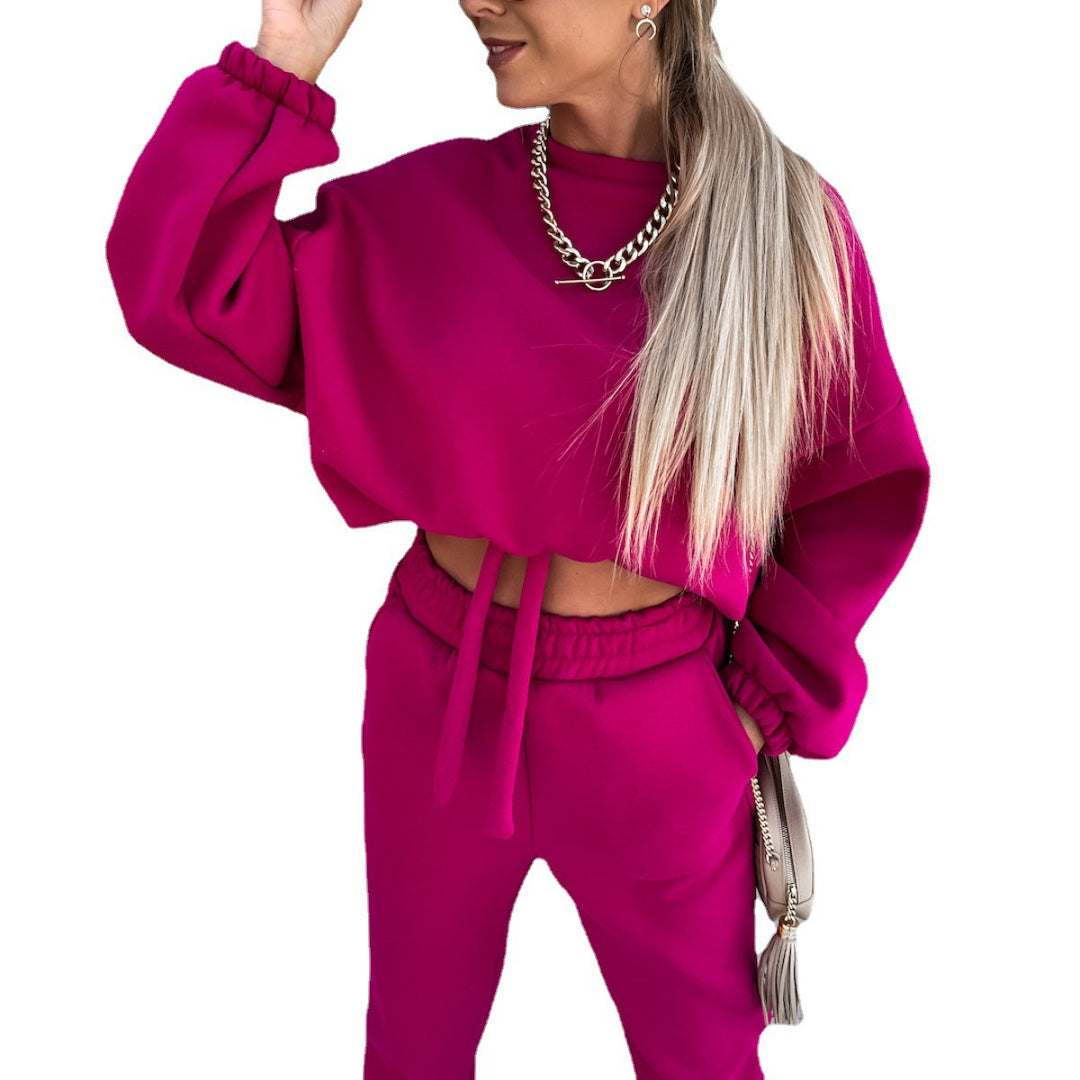 Damernas trendiga cropped sweatshirt och bekväma joggingbyxor set Mirla-Eva Jonsson