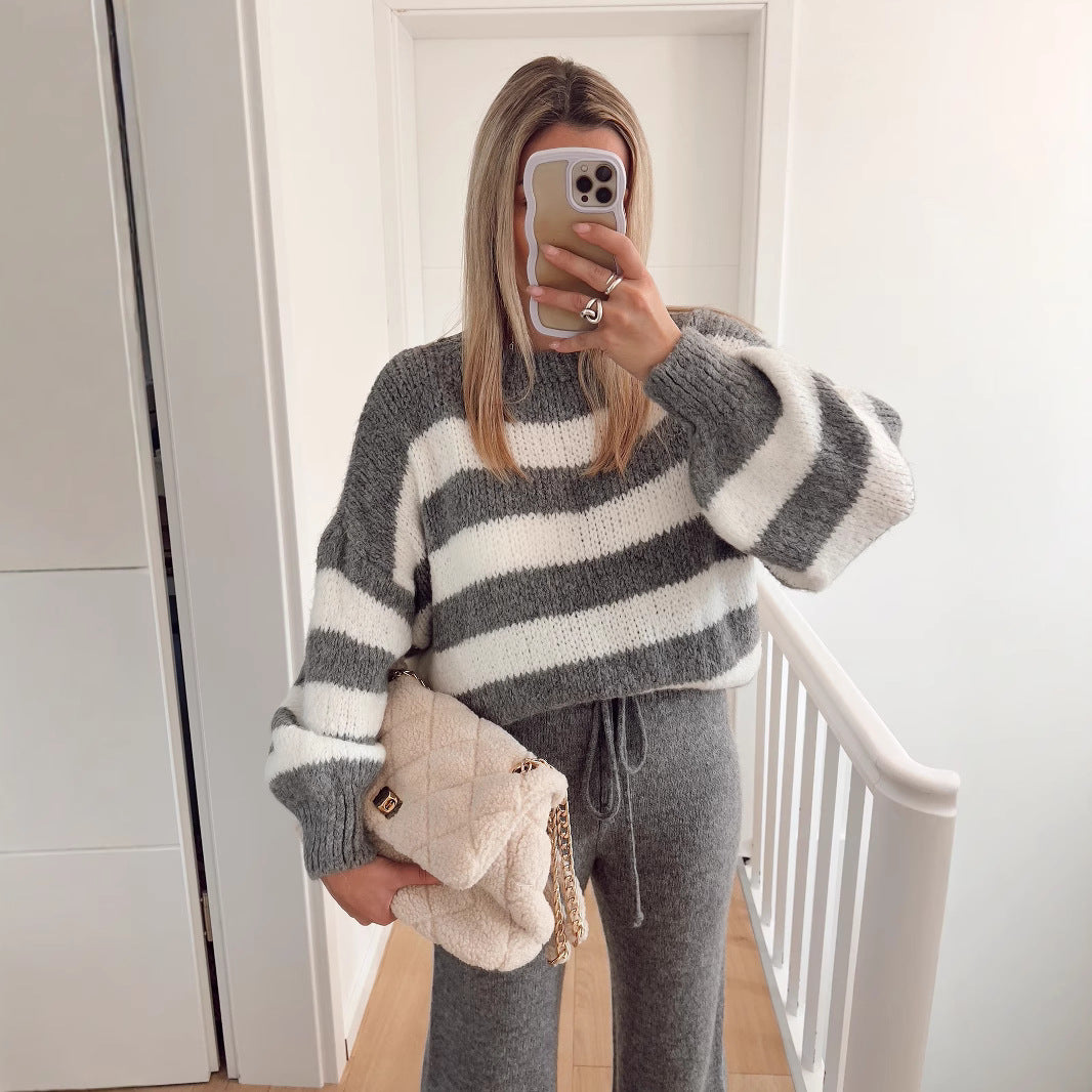 Damernas trendiga cropped tröja med unikt randmönster och vida ärmar Mirla-Eva Jonsson