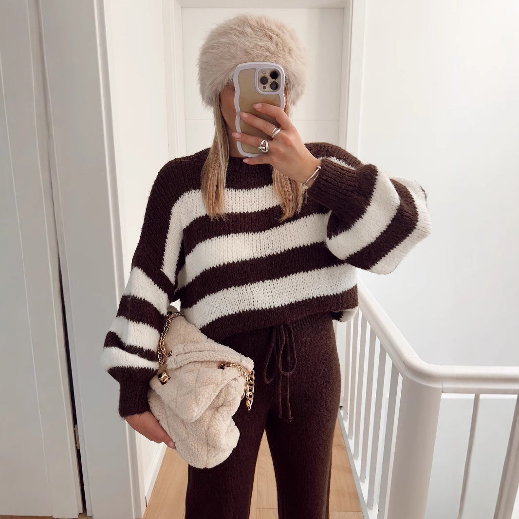Damernas trendiga cropped tröja med unikt randmönster och vida ärmar Mirla-Eva Jonsson