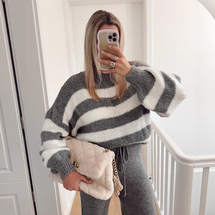 Damernas trendiga cropped tröja med unikt randmönster och vida ärmar Mirla-Eva Jonsson