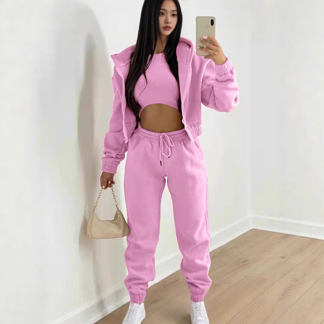 Damernas trendiga fritidsset med kortare överdel och bekväma joggingbyxor Eva Jonsson-Eva Jonsson