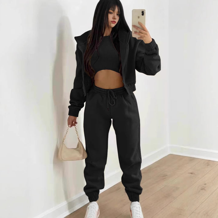 Damernas trendiga fritidsset med kortare överdel och bekväma joggingbyxor Eva Jonsson-Eva Jonsson