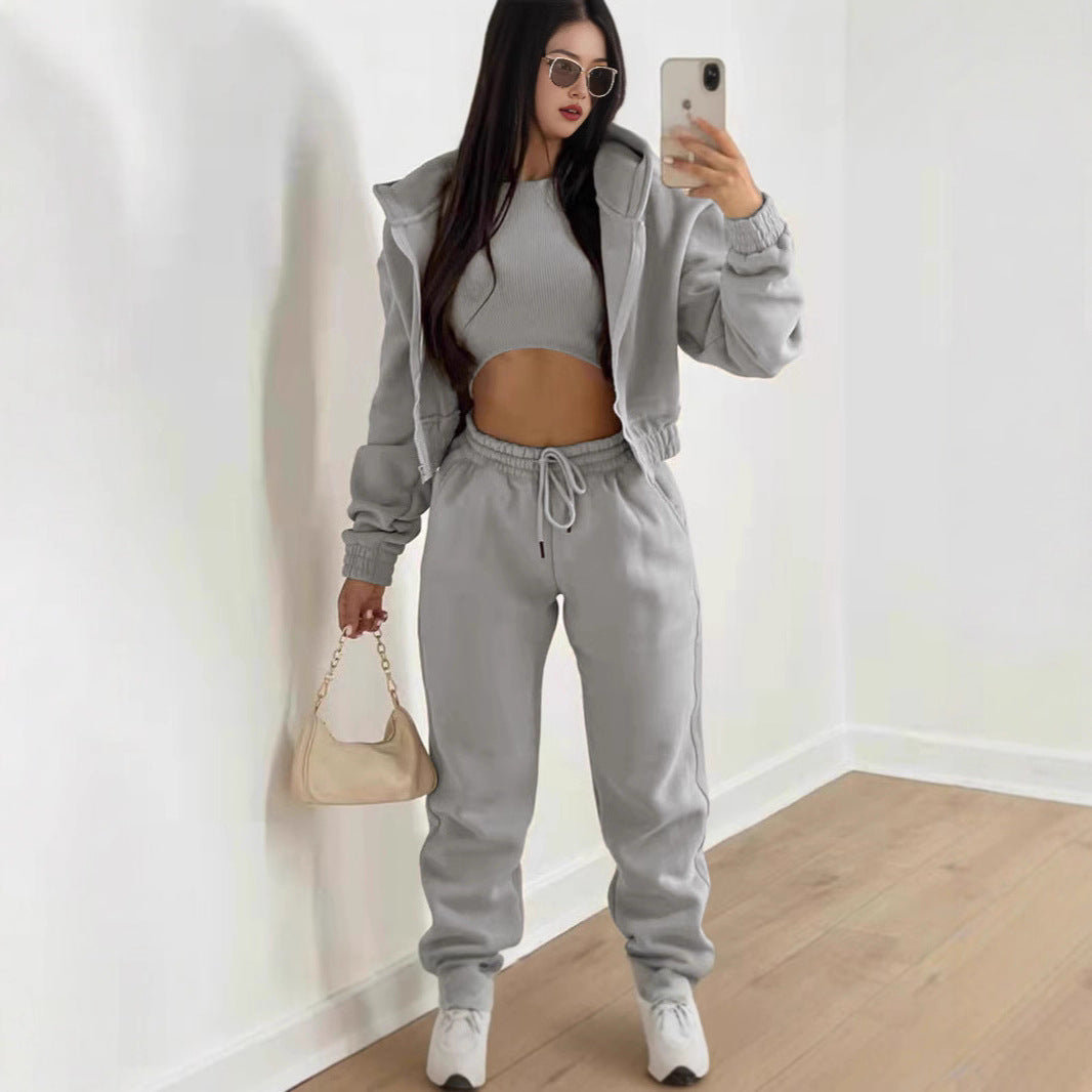 Damernas trendiga fritidsset med kortare överdel och bekväma joggingbyxor Eva Jonsson-Eva Jonsson