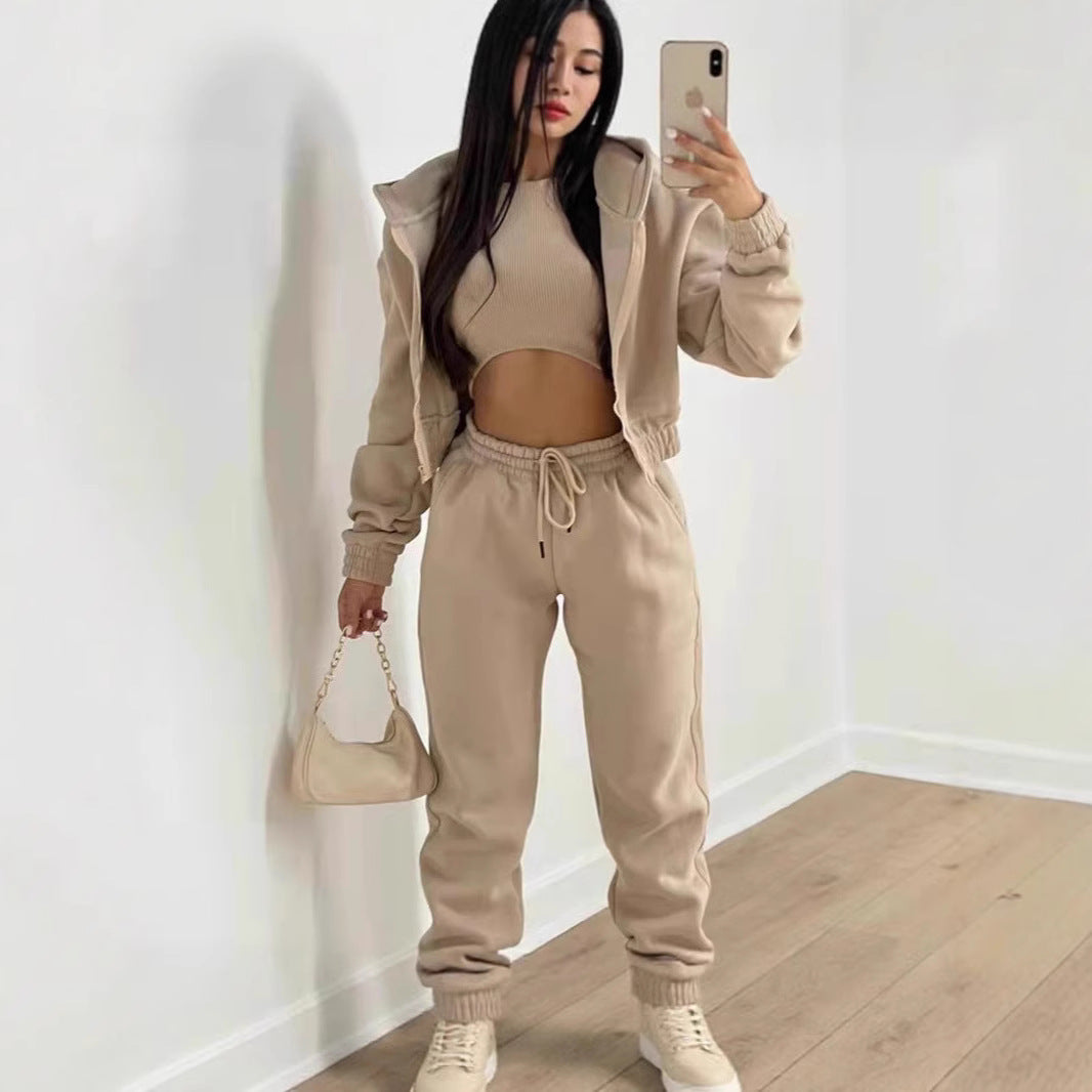 Damernas trendiga fritidsset med kortare överdel och bekväma joggingbyxor Eva Jonsson-Eva Jonsson