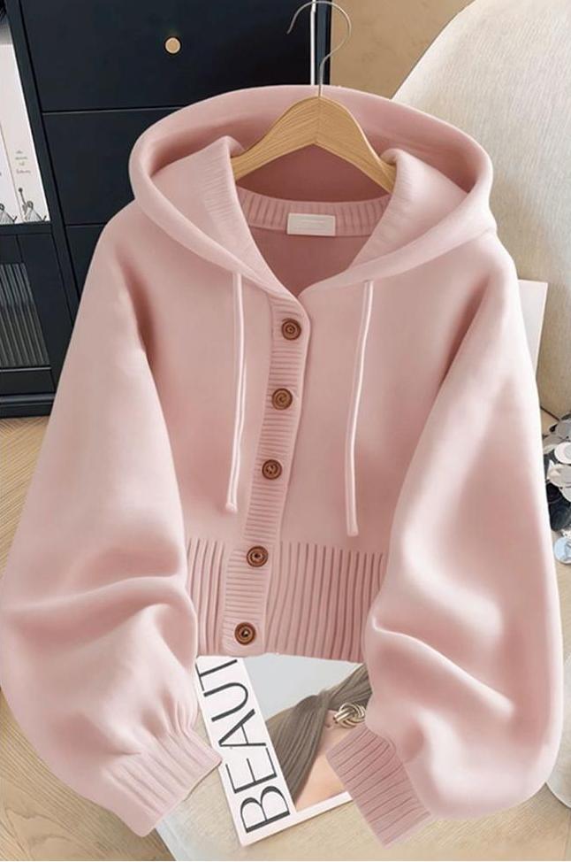 Damernas trendiga hoodie med knäppning fram och vida ärmar Mirla-Eva Jonsson