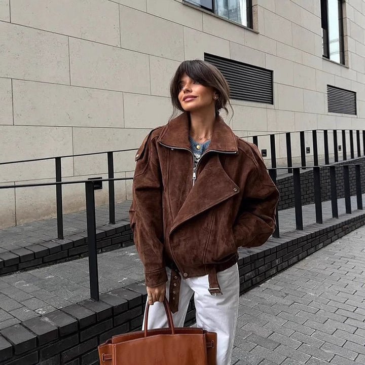 Damernas trendiga mockajacka i oversizad modell med eleganta detaljer Mirla-Eva Jonsson