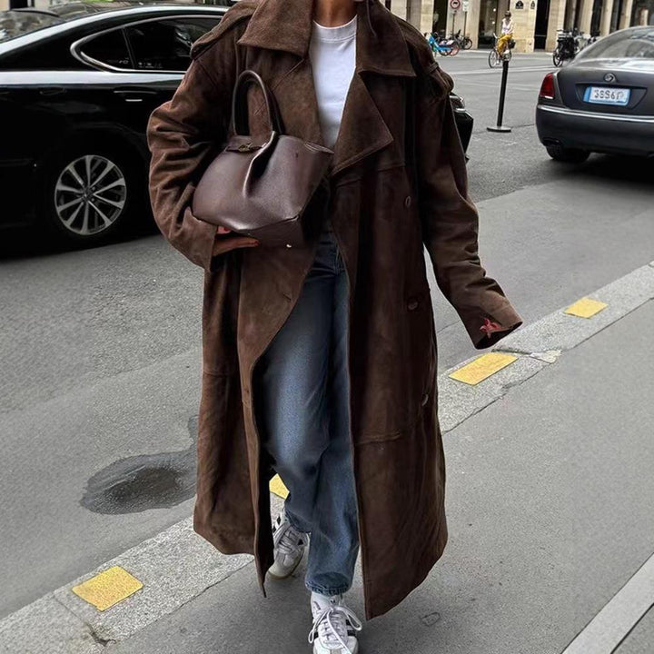 Damernas trendiga mockajacka med elegant midjeskärning och praktiskt knytbälte Mirla-Eva Jonsson