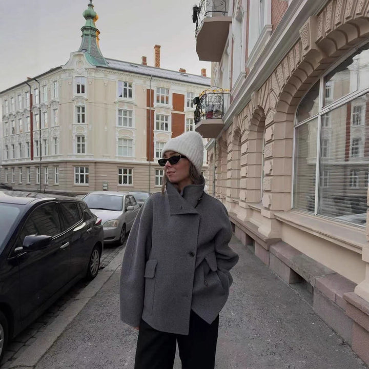 Damernas trendiga övergångsjacka med hög krage och praktiska fickor Mirla-Eva Jonsson